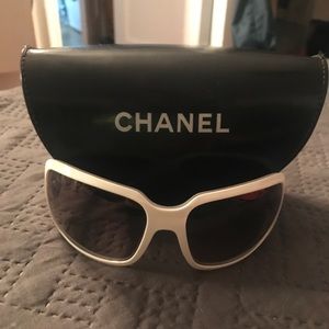 White Chanel sun glasés 🕶